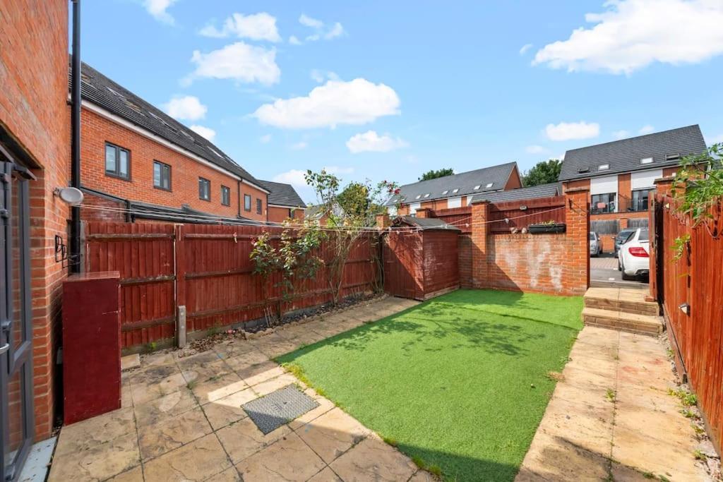 Deluxe-contractor,business,family,parking In * Reading