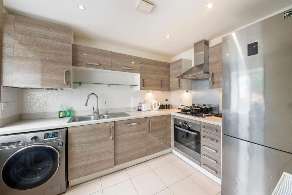 Deluxe-contractor,business,family,parking In Reading